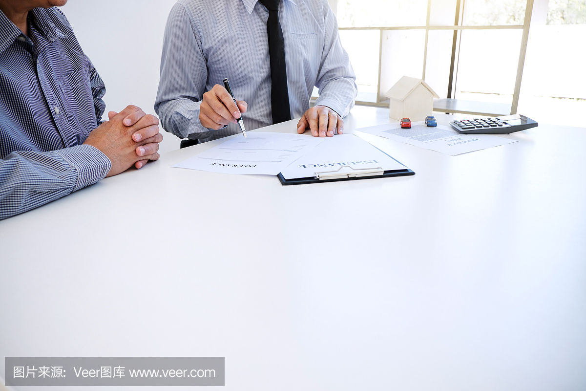 汽車和房屋保險的概念,經紀人向客戶提出和咨詢決策簽訂保險表格協(xié)議,房屋和房屋模型